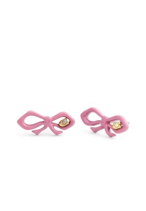 Boucles d'oreilles en résine rose en forme de noeuds, avec un accent doré et de petites gemmes. Fini brillant avec un design ludique et une texture lisse.