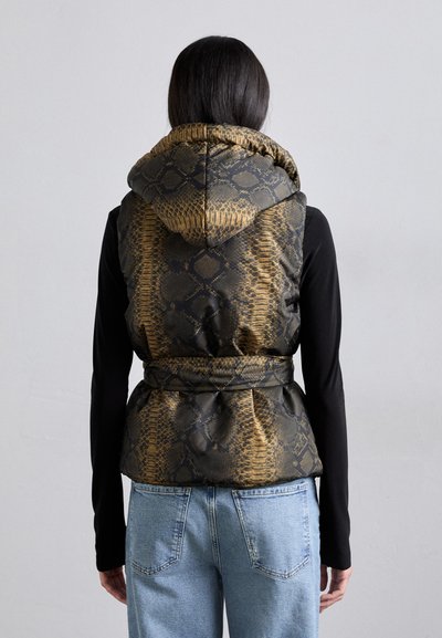 Colete acolchoado com padrão de estampa de cobra em dourado e preto, apresentando capuz, cintura com cinto e uma textura suave e brilhante. Usado sobre uma blusa preta.