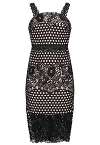 Musta pitsimekko, jossa on pilkkukuosi, kukkakuvioisia pitsiaksentteja, säädettävät hihnat ja vartaloa myötäilevä siluetti, joka ulottuu reiden puoliväliin.