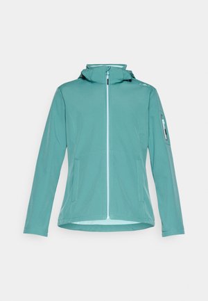 Lys teal softshell jakke med lynlås foran, hætte og sidelommer. Har en lynlåslomme på venstre arm. Glat tekstur, afslappet design.