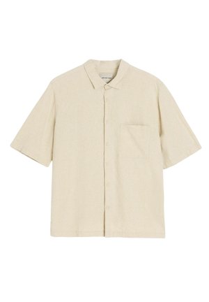 Beżowa koszula z krótkim rękawem, zapinana na guziki, z kieszenią z przodu i klasycznym kołnierzem, prezentowana na białym tle.