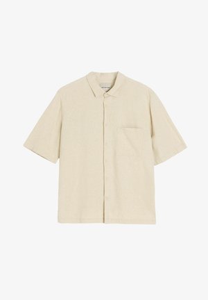 Beżowa koszula z krótkim rękawem, zapinana na guziki, z kieszenią z przodu i klasycznym kołnierzem, prezentowana na białym tle.