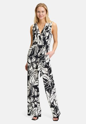 Schwarzer und weißer floraler Jumpsuit mit tiefem V-Ausschnitt, ärmellosem Design, weitem Bein und gebundenem Taillendetail. Glatte Stoffstruktur.