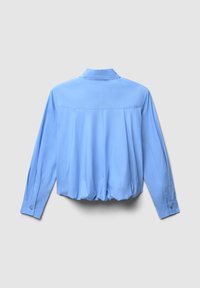 Blaues Langarmhemd mit Kragen, gerafftem Rücken und elastischem Saum. Der Stoff wirkt glatt und glänzend. Mit Knöpfen versehene Manschetten.