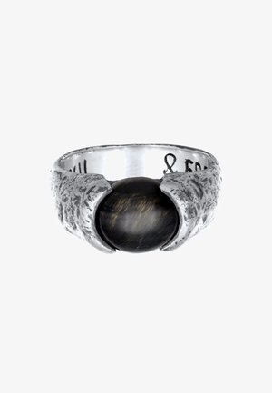 Silberner Ring mit strukturiertem Band, ausgestattet mit einem dunklen, kugelförmigen Stein in einer klauenartigen Fassung. Innere Gravur sichtbar.