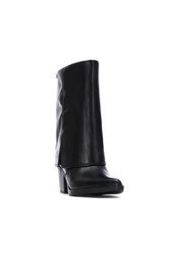 Botín negro de piel con un tacón bloque de altura media, que presenta un diseño elegante, acabado suave y un caña alta con una cremallera lateral.