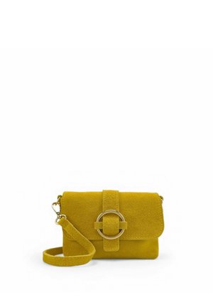 Sac bandoulière en daim jaune moutarde avec boucle circulaire dorée et sangle ajustable assortie sur fond blanc.