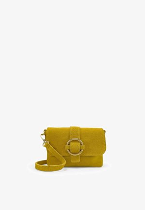 Sac bandoulière en daim jaune moutarde avec boucle circulaire dorée et sangle ajustable assortie sur fond blanc.