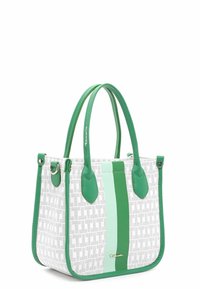 Sac à main blanc avec poignées vertes, finitions et deux bandes verticales vertes. Motif géométrique répété sur les côtés. Forme structurée et rectangulaire.