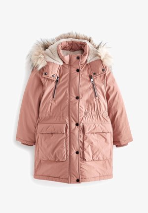 Doudoune rose avec une capuche bordée de fausse fourrure, poches avant zippées et fermetures à pression. Présente un tissu lisse et texturé.
