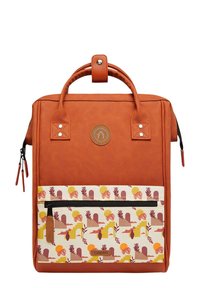 Sac à dos en simili cuir marron avec deux poignées supérieures. Il présente une poche avant en tissu coloré avec des motifs floraux abstraits et une fermeture à glissière.