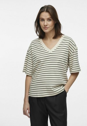 V-hals t-shirt i creme med sorte vandrette striber, korte ærmer og en afslappet pasform. Fremstillet af blødt, letvægts bomuldsstof.
