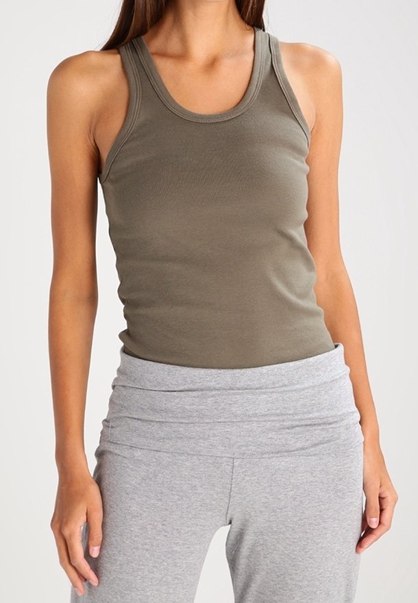 Camiseta sin mangas de color verde oliva con cuello redondo y ajuste ceñido, acompañada de leggings gris claro con una cinturilla en capas. Material suave y elástico.