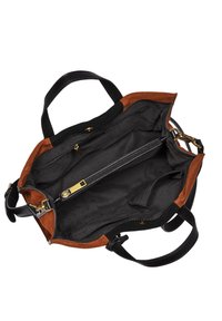 Czarna skórzana torba typu tote z brązowymi zamszowymi akcentami, wyposażona w dwa uchwyty, kieszeń na zamek oraz gładką podszewkę wewnętrzną. Otwarty wierzch.