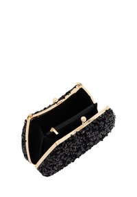 Svart paljettclutch med guldtonad ram och spänne. Har en inre dragkedjeficka och tygfoder. Kompakt, rundad design.