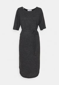 Grå, knälång klänning i stickad tyg, med korta ärmar, rund hals och ett knyt i midjan för en figurnära silhuett.