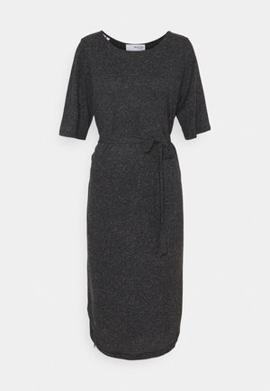 Robe grise mi-longue en tissu tricoté, dotée de manches courtes, d'un col rond et d'un détail de taille nouée pour une silhouette cintrée.