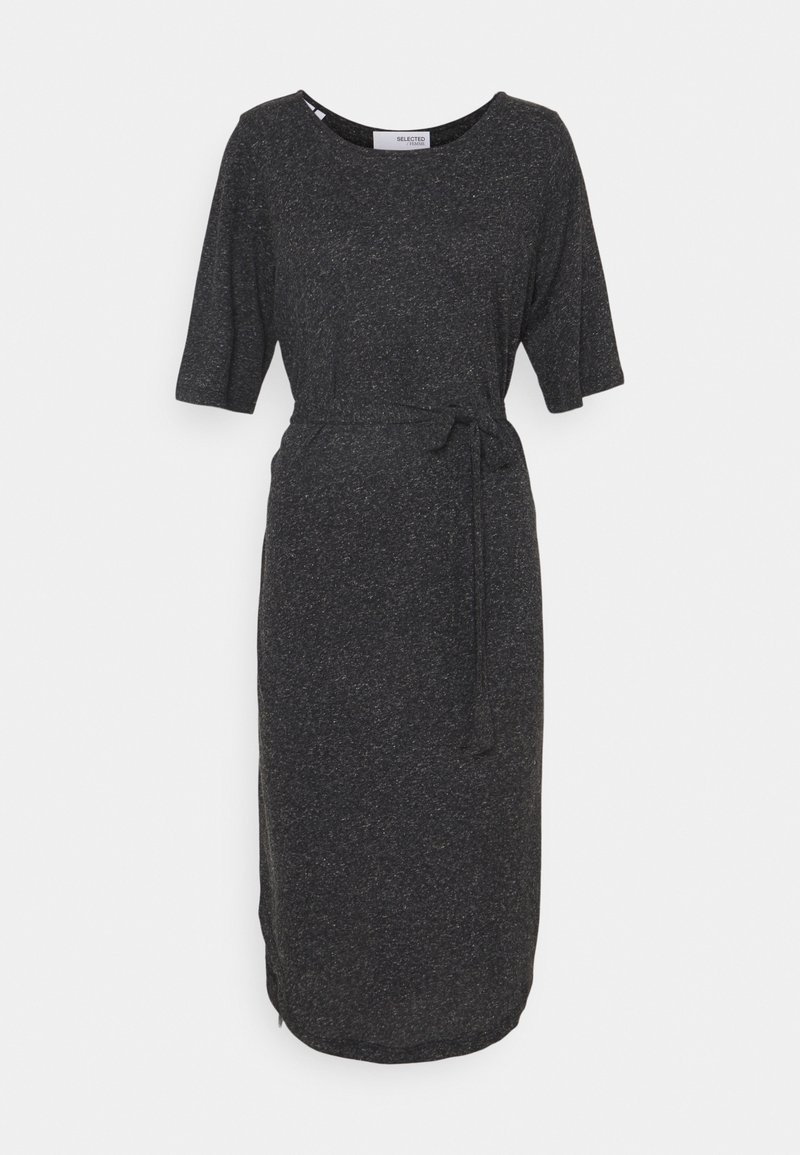 Grå, knälång klänning i stickad tyg, med korta ärmar, rund hals och ett knyt i midjan för en figurnära silhuett.