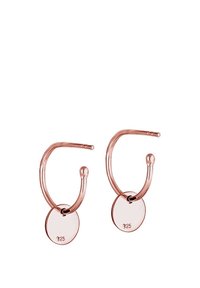 Pendientes de aro en oro rosa con pequeños colgantes redondos grabados con la marca "925".