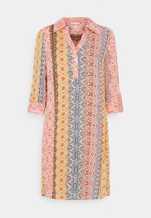 Robe boutonnée à manches trois-quarts, avec des rayures verticales multicolores et des motifs géométriques et floraux complexes.