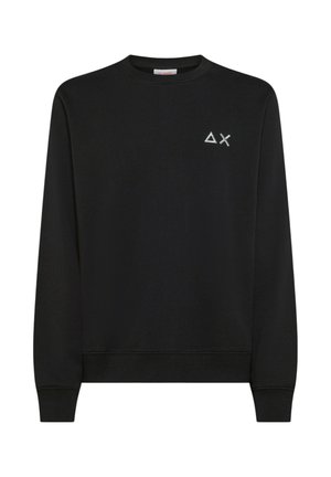 Felpa nera a girocollo con maniche lunghe e un piccolo triangolo bianco con una "X" ricamato sul lato sinistro del petto.