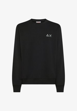 Felpa nera a girocollo con maniche lunghe e un piccolo triangolo bianco con una "X" ricamato sul lato sinistro del petto.