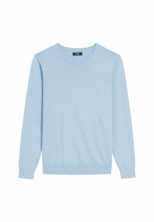 Jasnoniebieski sweter z okrągłym dekoltem i długimi rękawami, z prążkowanymi mankietami, dołem oraz małym haftowanym logo na lewej piersi.