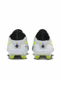 Design delle scarpe da calcio in grigio e nero con accenti giallo fluorescenti. Presentano una parte superiore nera testurizzata, una forma a profilo basso e tacchetti sporgenti.