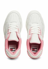 Sneakers bianchi con accenti rosa, caratterizzati da una tomaia in pelle texture, dettagli perforati, lacci tradizionali e colletto imbottito.