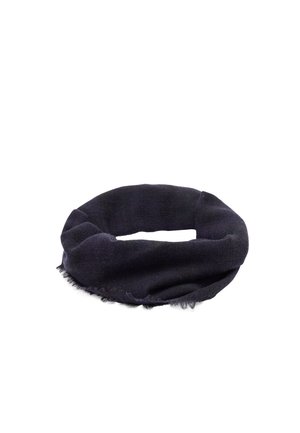 Ciemnogranatowy, okrągły szalik z miękkiego materiału, z lekko postrzępionymi krawędziami, rozłożony płasko na białym tle.