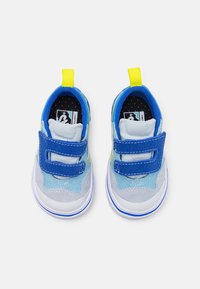 Blå och grå sneakers med kardborreband, en strukturerad yta och gula detaljer. Lättviktig design med vadderad krage och innersula.