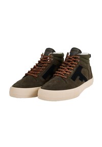 Hoge sneakers in olijfgroene suede met zwarte accenten, bruin gespikkelde veters, beige rubberen zool en zachte voering op de kraag.