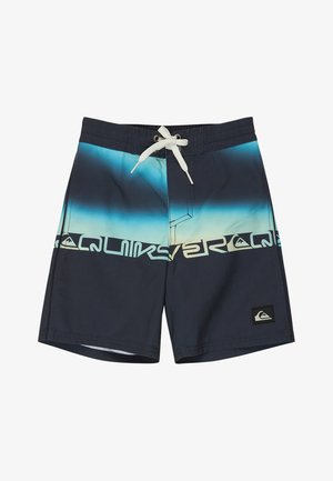 Shorts de bain avec un design dégradé bleu, taille à cordon blanc, et logo stylisé horizontal sur le devant, avec une petite étiquette de marque sur la jambe gauche.