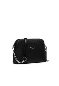 Černá texturovaná crossbody taška se zipovým uzávěrem, kovovým řetízkovým detailem a nastavitelným popruhem. Na přední straně má decentní logo.