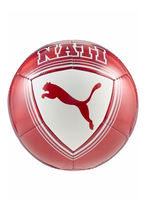 Pallone da calcio rosso e bianco con un logo di un puma che salta e la parola "NAH" in lettere grassetto sopra il logo.