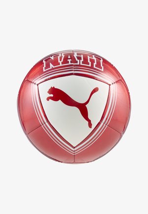 Czerwono-biała piłka nożna z logo skaczącego pumy oraz wyrazem "NAH" napisanym pogrubionymi literami nad logo.