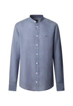 Pánská světle modrá košile s dlouhým rukávem, knoflíková, s mandlovým límečkem a malým tmavě modrým vyšívaným logem na levé straně hrudi.