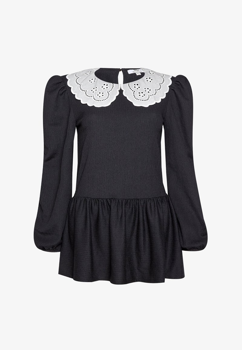 Robe noire à manches longues avec épaules bouffantes, jupe froncée à la taille et grand col en dentelle blanche à bords festonnés avec détails découpés.