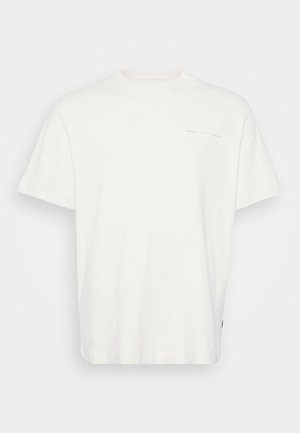 Bijela pamučna majica s okruglim izrezom, kratkim rukavima i malim printanim logotipom sprijeda. Ima opušteni kroj i glatku teksturu.