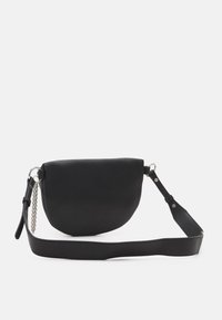 Borsa a tracolla nera realizzata in materiale liscio, caratterizzata da una forma arrotondata, tracolla regolabile e dettaglio in catena metallica.