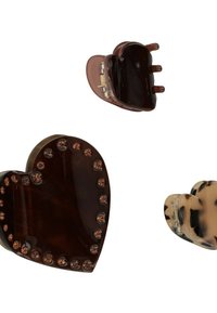 Fermagli per capelli a forma di cuore in marrone scuro e motivo tartarugato, decorati con piccoli strass rotondi marroni, dotati di una chiusura metallica sicura.