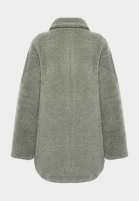 Grüner, flauschiger Fleece-Mantel mit Kragen, überschnittenen Schultern und lockerer Passform. Verfügt über eine glatte Textur und eine mittellange Silhouette.