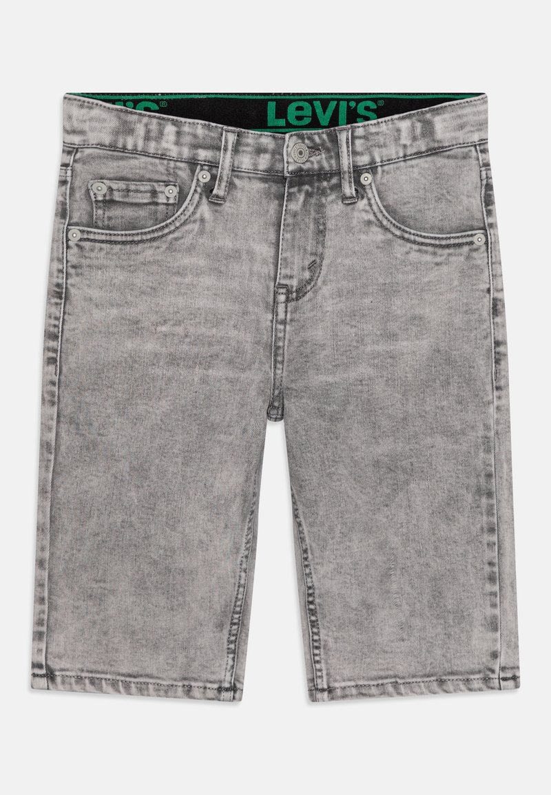 Graue Acid-Wash-Denim-Shorts mit fünf Taschen, Knopfverschluss, Gürtelschlaufen und sichtbarem grünem Levi's-Logo im Taillenbund.