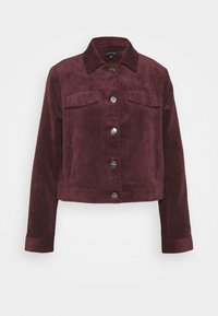 Veste en velours côtelé bordeaux avec boutons argentés, deux poches à rabat sur la poitrine, poches latérales, manches longues et col rabattu.