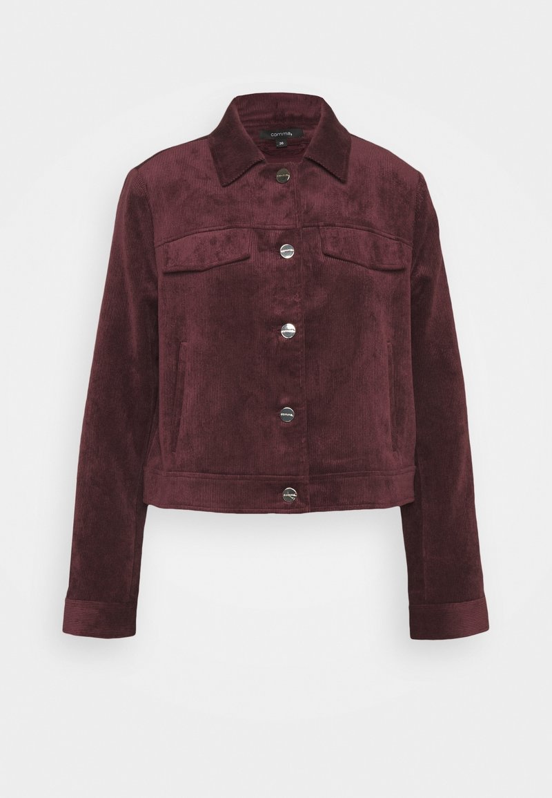 Veste en velours côtelé bordeaux avec boutons argentés, deux poches à rabat sur la poitrine, poches latérales, manches longues et col rabattu.