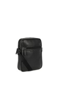 Borsa a tracolla nera in pelle con texture a rilievo, compartimenti con zipper e tracolla regolabile. Forma compatta rettangolare.