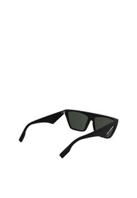Czarne okulary przeciwsłoneczne o geometrycznym wzorze, z ciemnozielonymi soczewkami, smukłymi plastikowymi oprawkami i prostymi, wąskimi zausznikami.