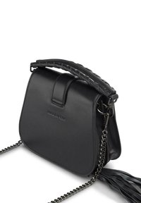 Borsa a tracolla in pelle nera con manico superiore intrecciato, tracolla a catena e dettaglio con nappina laterale. Presenta una chiusura a pattina e un logo in rilievo.