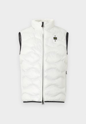 Bela brezrokavna puhasta jopica z visokim ovratnikom, sprednjo zadrgo in majhno črno-rumeno znamko na levi strani prsi.