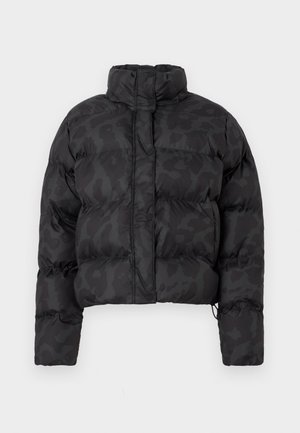 Chaqueta acolchada negra corta con un sutil patrón de camuflaje, cuello alto y puños elásticos. El material parece brillante y aislante.